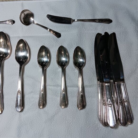 Wm Rogers Vintage Silverplate Flatware set - 1937 - Memory Hiawatha pattern - Picture 4 of 14